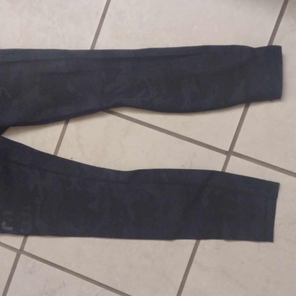 SOLD Lululemon Barre 3 Train Time 7/8 Pant Black Camo - Picture 3 of 12